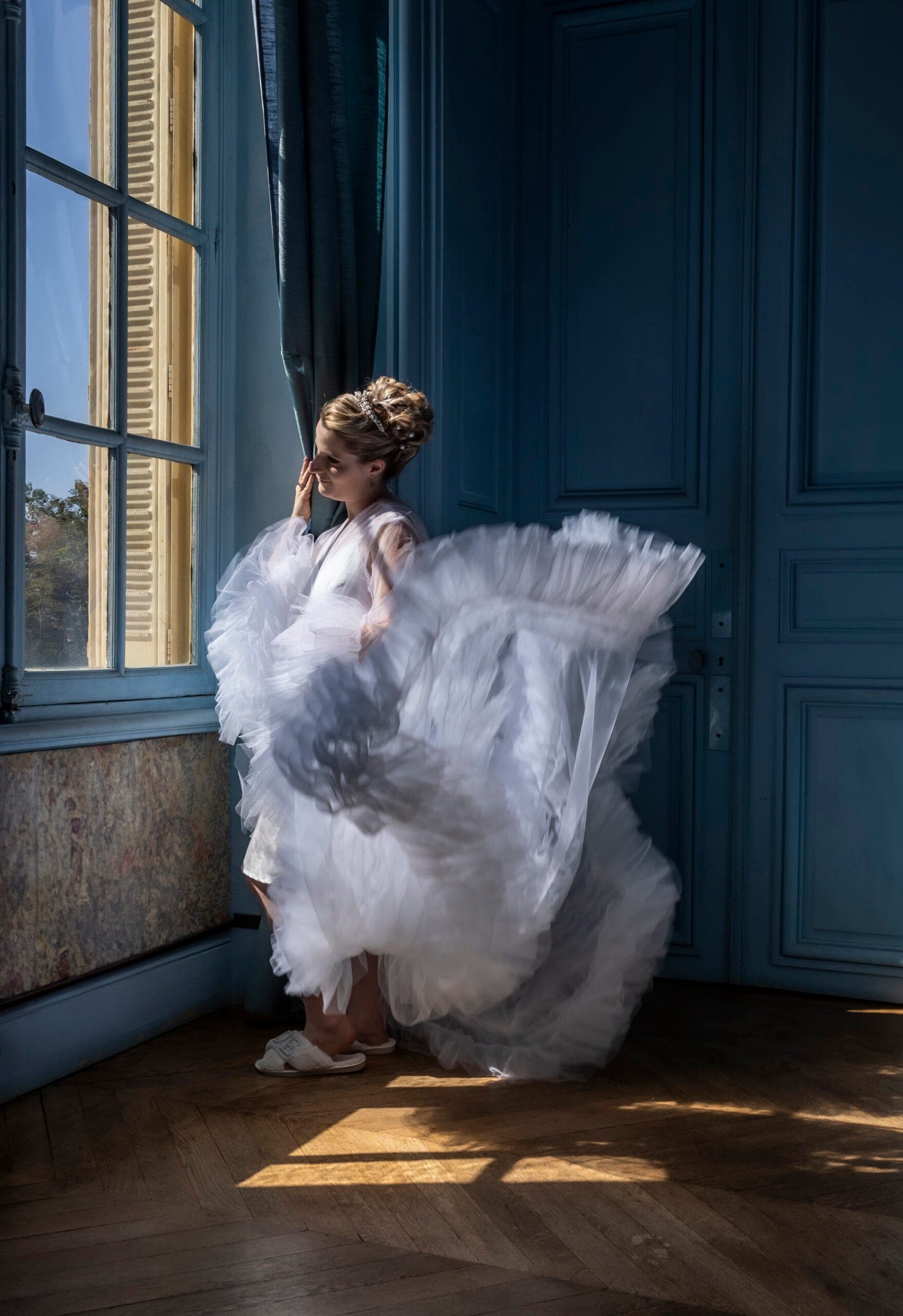Portrait d'une mariée souriante.
