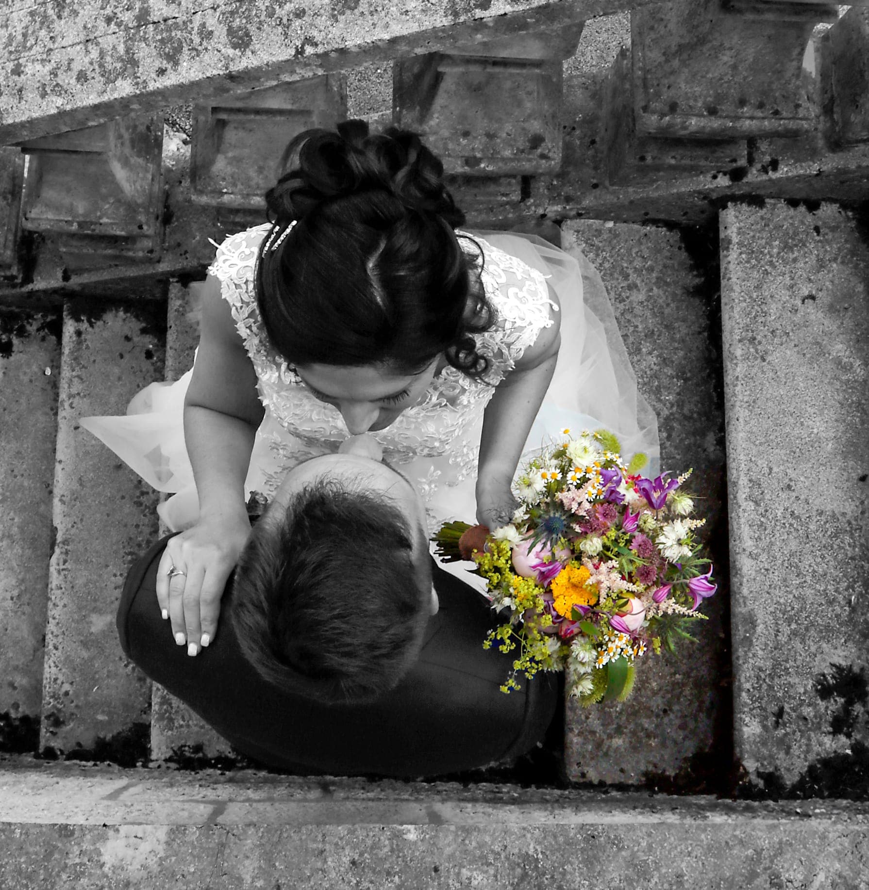 Portrait en noir et blanc d'une mariée.