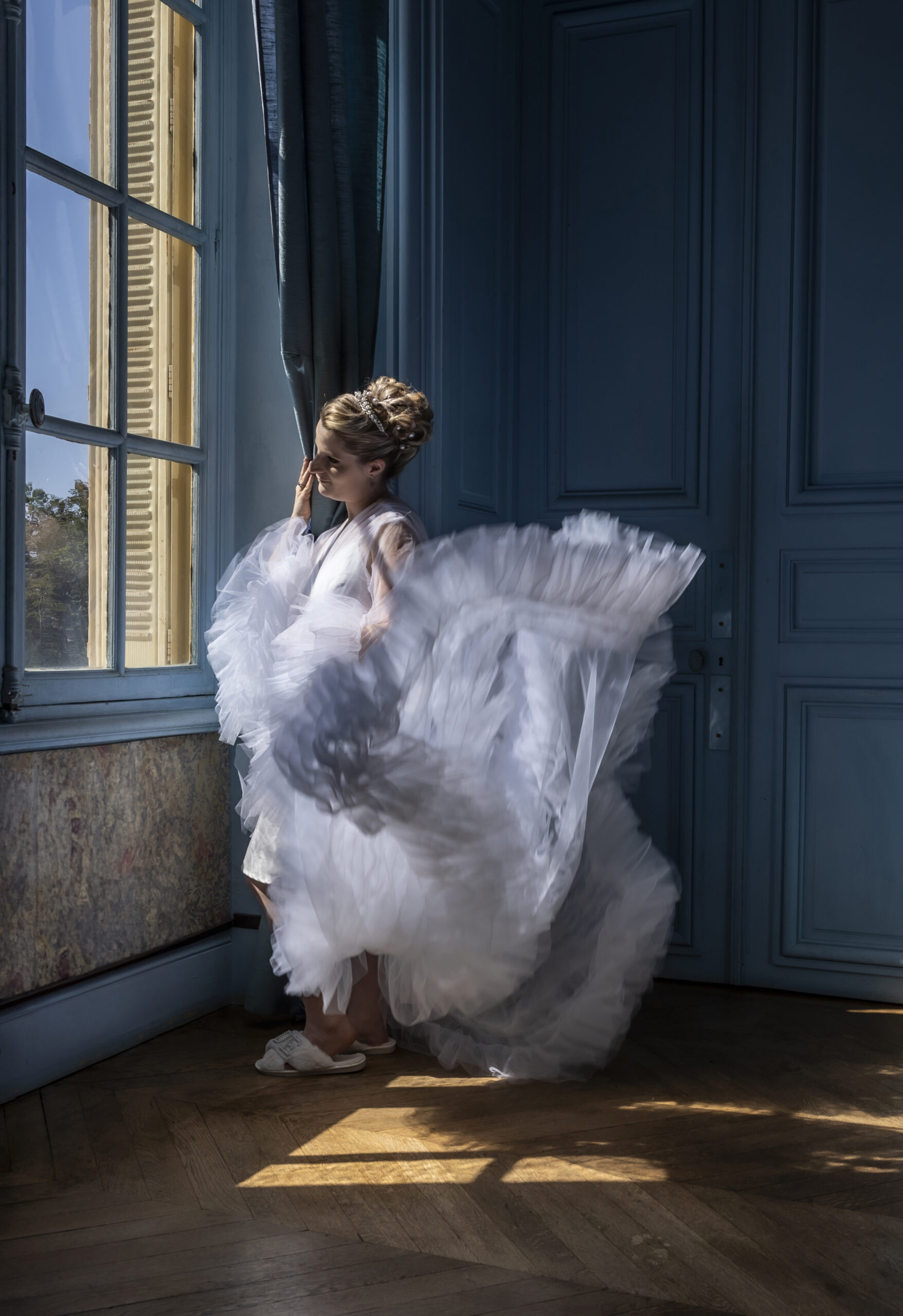 Portrait d'une mariée souriante.